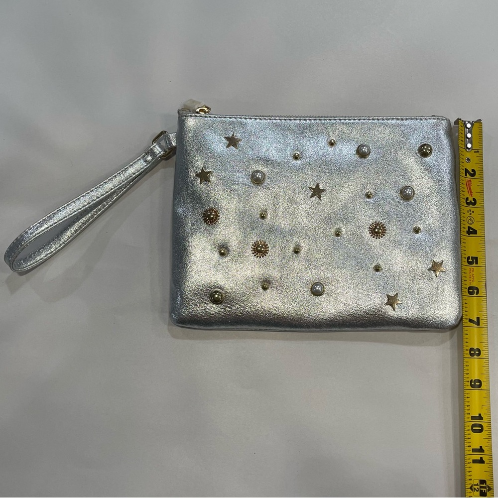 NWOT Silver Metallic Star/Pearl Wristlet - Street Level